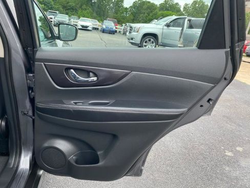 Used 2018 Nissan Rogue S FWD image 17