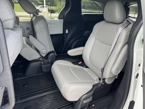 Used 2025 Toyota Sienna XLE FWD image 12