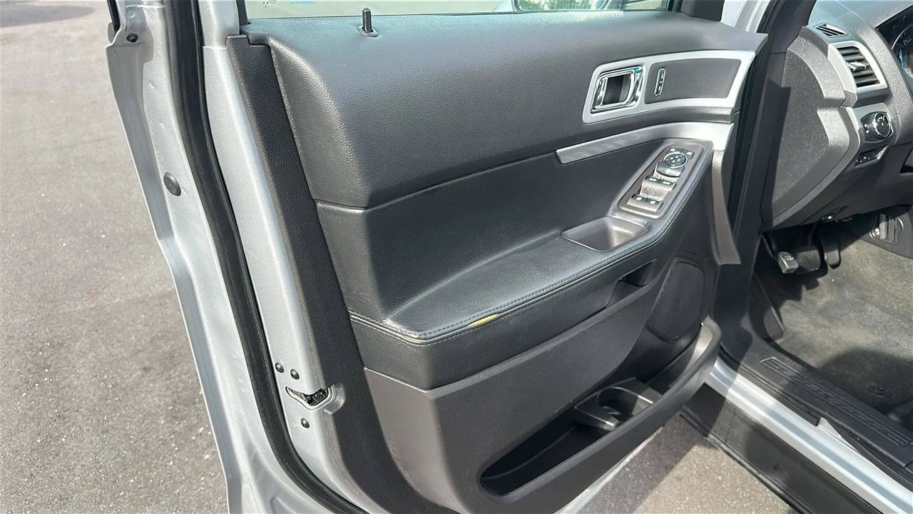 Used 2014 Ford Explorer XLT w/ Equipment Group 202A AWD/4WD image 22