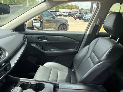 Used 2024 Nissan Rogue SV w/ SV Premium Package FWD image 16