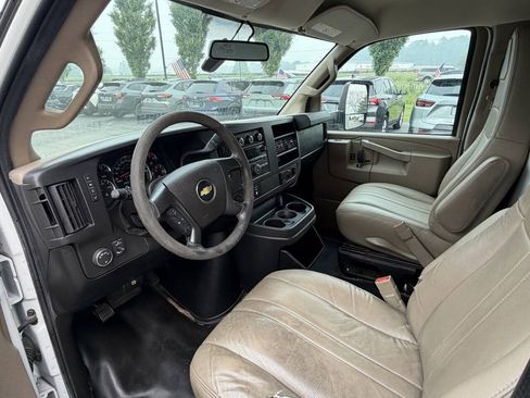 Used 2016 Chevrolet Express 4500 RWD image 14