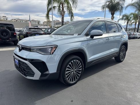 New 2025 Volkswagen Taos SE image 5