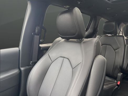 Used 2025 Chrysler Pacifica Select image 19