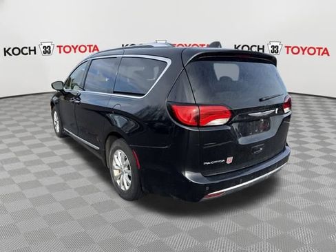 Used 2018 Chrysler Pacifica Touring-L image 5