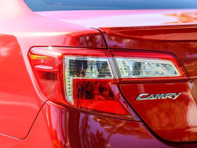 Used 2014 Toyota Camry SE FWD image 11