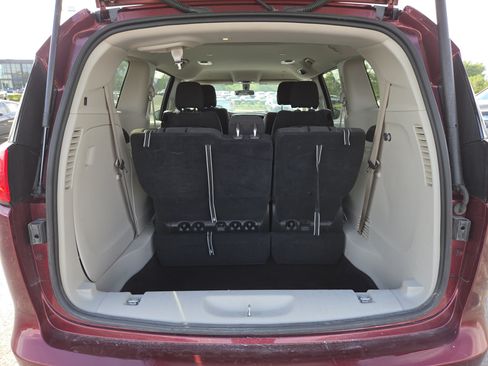 Used 2022 Chrysler Voyager LX FWD image 7