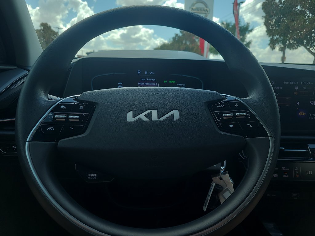 Used 2025 Kia Niro LX FWD image 23