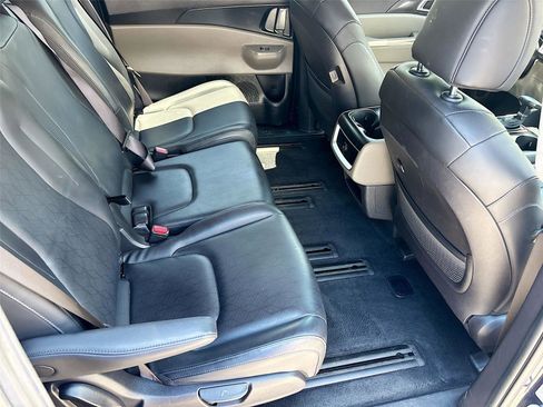 Used 2025 Kia Carnival FWD image 29