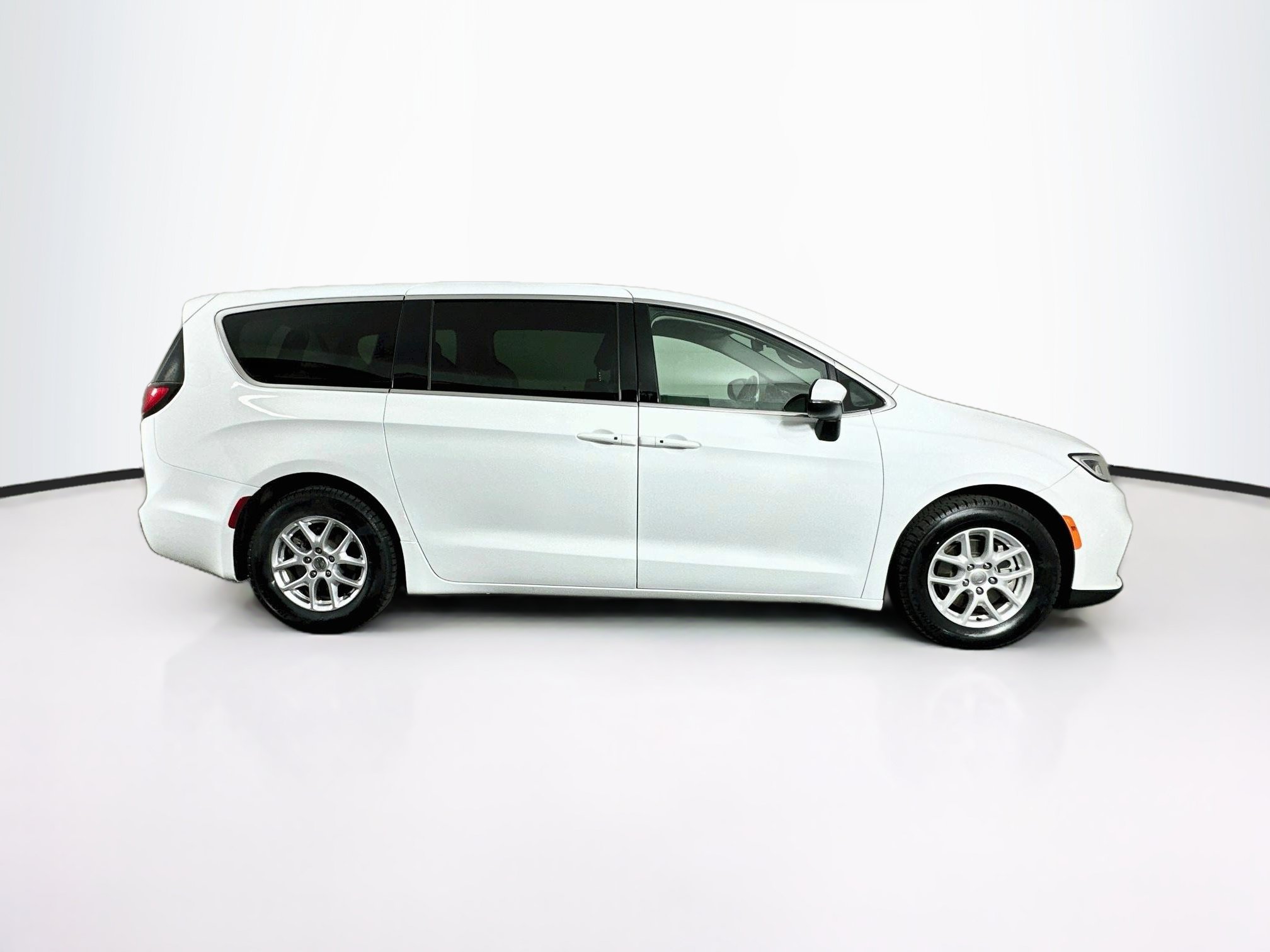 Used 2023 Chrysler Pacifica Touring-L FWD image 10