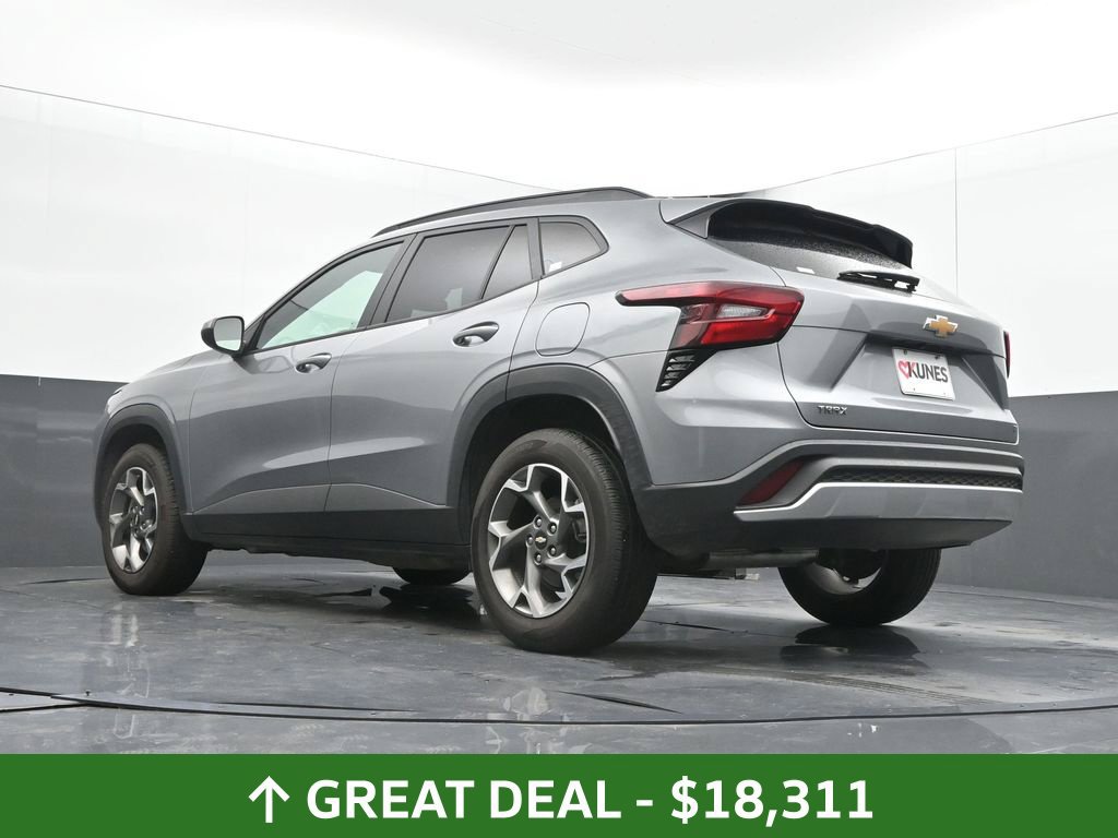 Used 2025 Chevrolet Trax LT FWD image 44