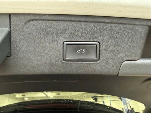 Certified 2024 Volkswagen Atlas Cross Sport SE image 28