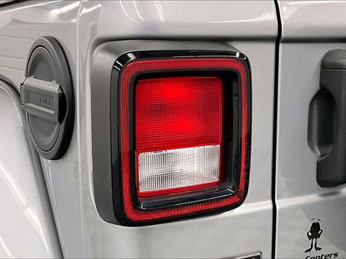 Used 2021 Jeep Wrangler Unlimited Sahara image 32