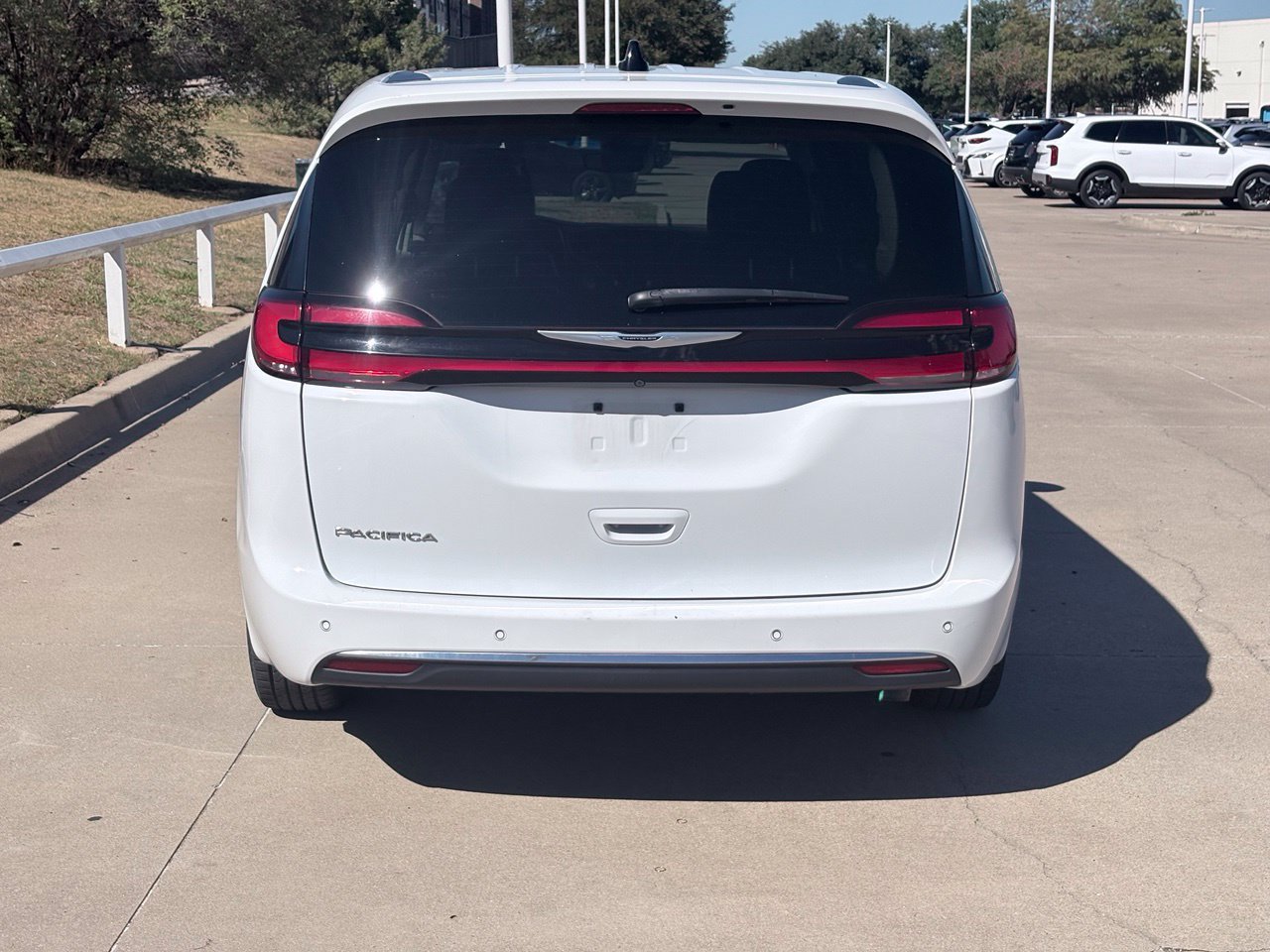 Used 2024 Chrysler Pacifica Touring-L FWD image 5