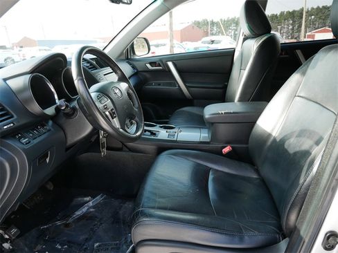 Used 2012 Toyota Highlander SE w/ Tow Pkg image 14