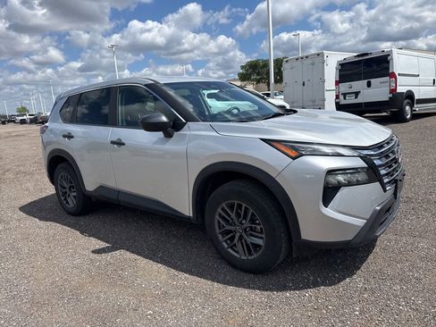 Used 2024 Nissan Rogue S image 4