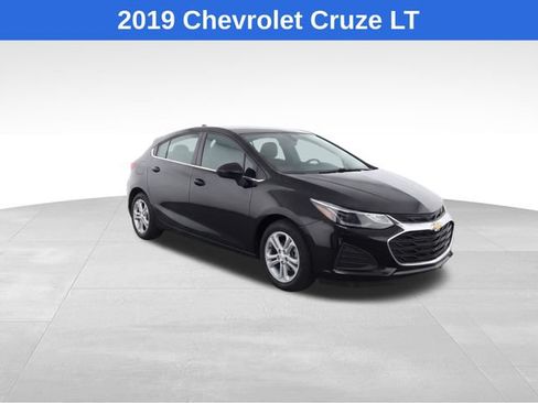 Used 2019 Chevrolet Cruze LT FWD image 2