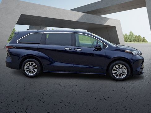 Used 2025 Toyota Sienna XLE image 7