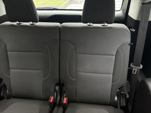 Used 2023 GMC Acadia SLE image 23