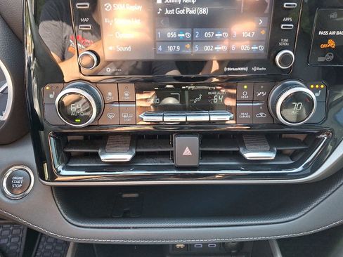 Used 2022 Toyota Highlander XLE image 19