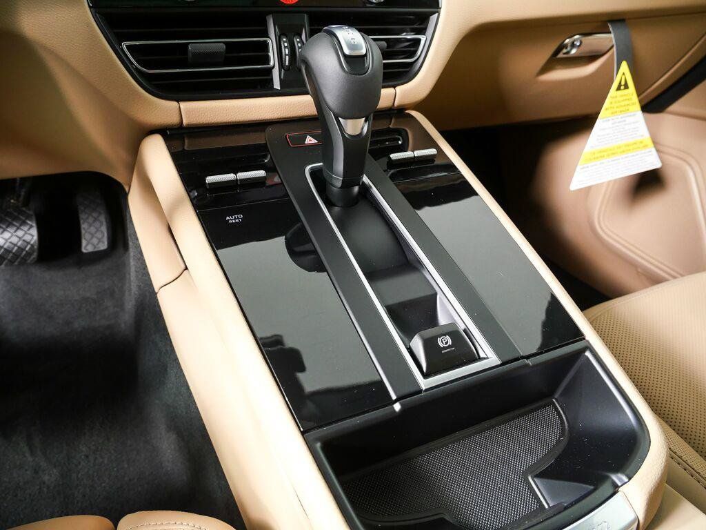 Certified 2026 Porsche Macan AWD/4WD image 18