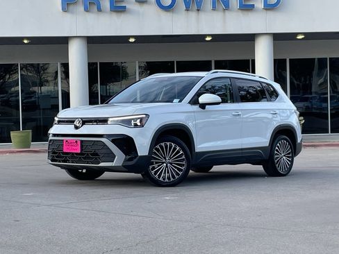 Used 2025 Volkswagen Taos SE image 1