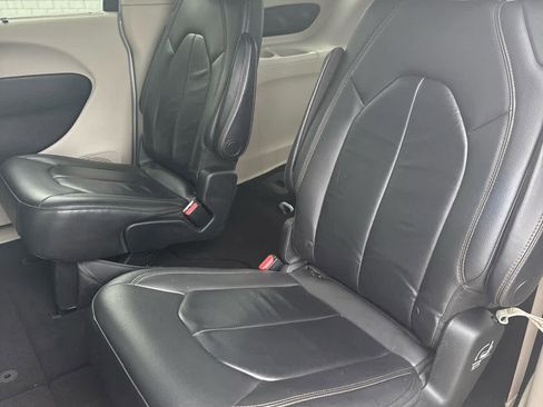 Used 2017 Chrysler Pacifica Touring-L image 9