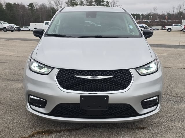 Used 2024 Chrysler Pacifica Limited FWD image 8