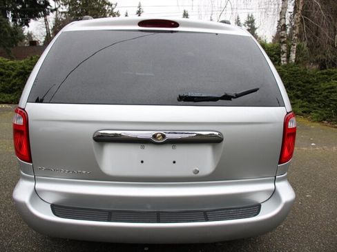 Used 2006 Chrysler Town & Country w/ Popular Equipment Group I image 10