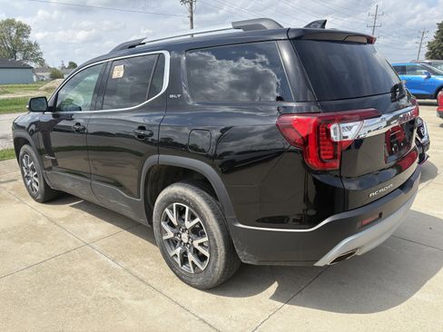 Used 2023 GMC Acadia SLT w/ Preferred Package image 4