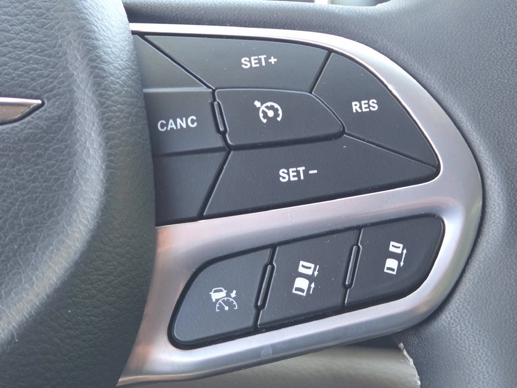 Used 2022 Chrysler Pacifica Touring-L w/ Uconnect Theater Family Group FWD image 11