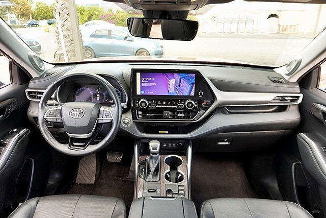 Used 2023 Toyota Highlander Limited FWD image 31