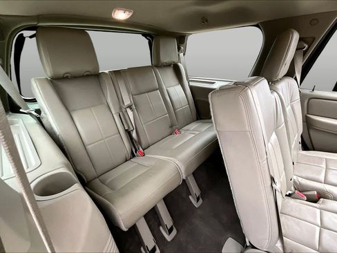Used 2014 Lincoln Navigator 4WD image 19