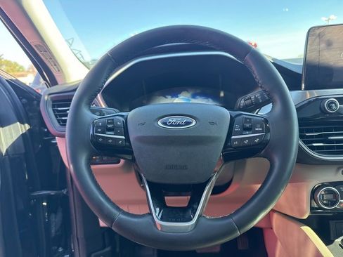 Used 2021 Ford Escape Titanium image 3