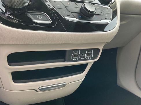 Used 2023 Chrysler Pacifica Touring-L image 17