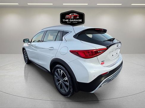 Used 2018 INFINITI QX30 Premium w/ Navigation Package image 3