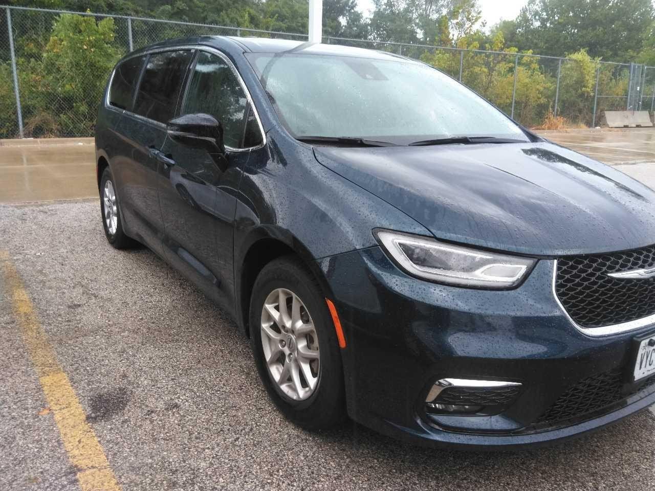 Used 2025 Chrysler Pacifica Select FWD image 4