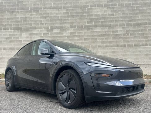 Used 2026 Tesla Model Y Long Range AWD/4WD image 1
