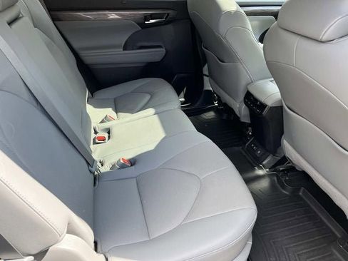 Used 2021 Toyota Highlander Limited image 23