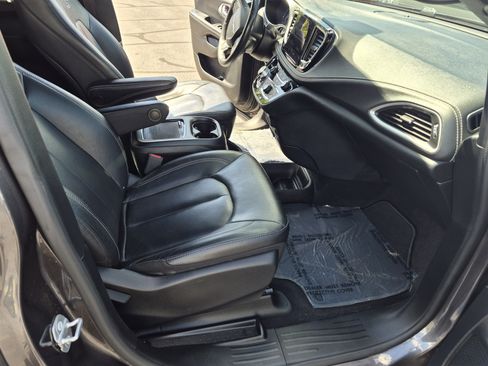 Used 2022 Chrysler Pacifica Touring-L w/ S Appearance Package FWD image 15