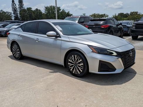 Used 2023 Nissan Altima 2.5 SV FWD image 2