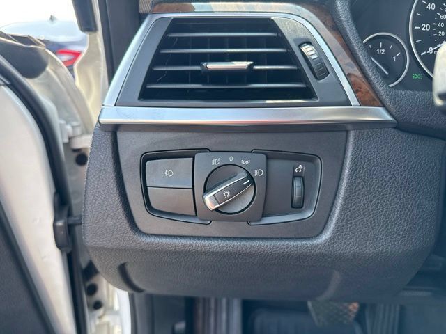 Used 2017 BMW 320i xDrive Sedan AWD/4WD image 25
