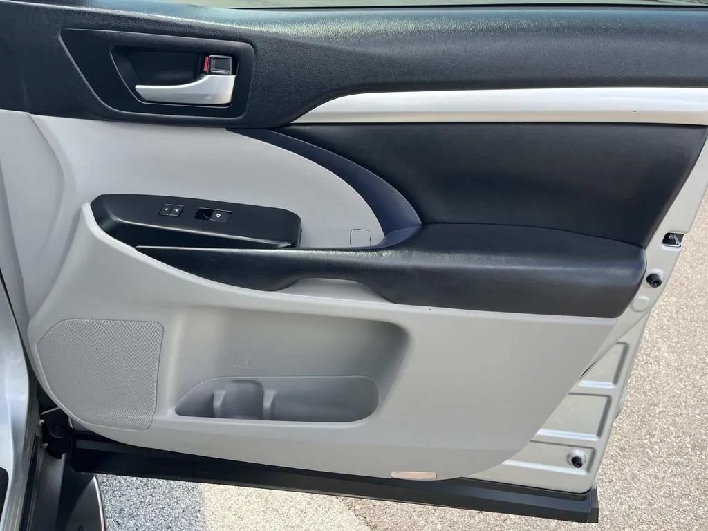 Used 2019 Toyota Highlander XLE AWD/4WD image 27