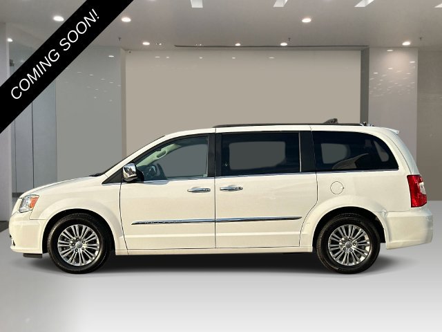 Used 2016 Chrysler Town & Country Touring-L FWD image 2