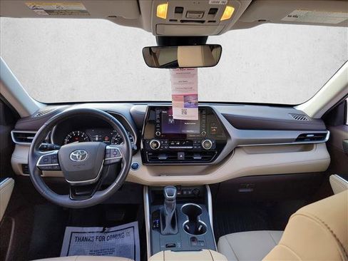 Used 2020 Toyota Highlander XLE FWD image 16