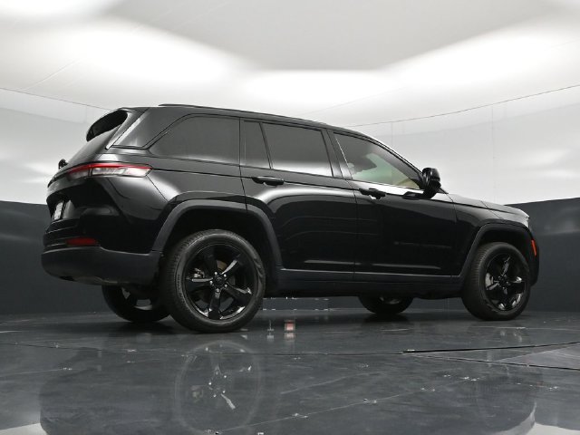 Used 2023 Jeep Grand Cherokee Limited w/ Black Appearance Package AWD/4WD image 56