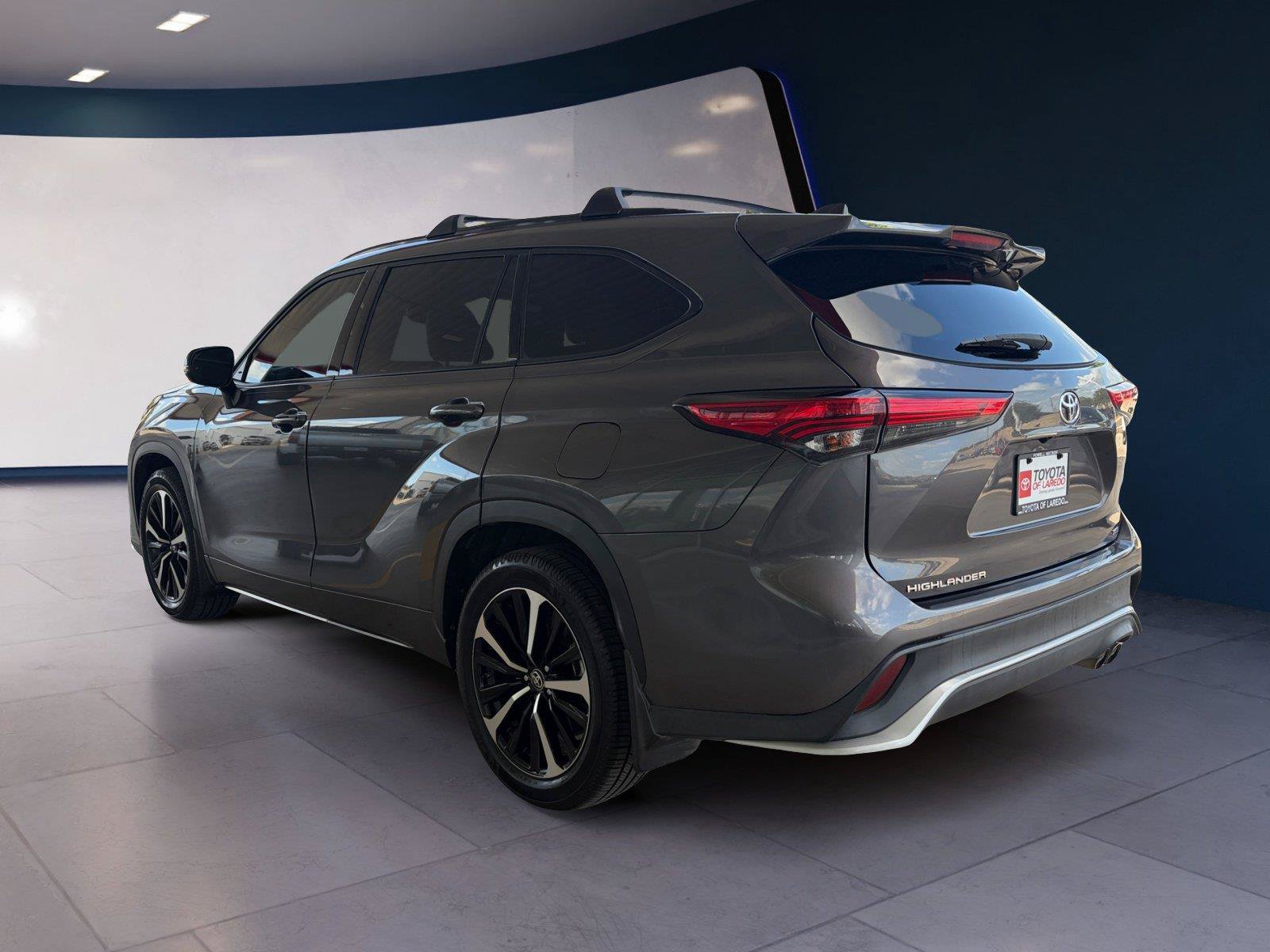 Used 2021 Toyota Highlander XSE FWD image 3