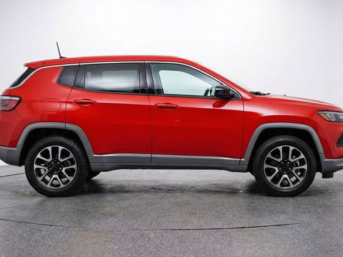 Used 2025 Jeep Compass Trailhawk image 11
