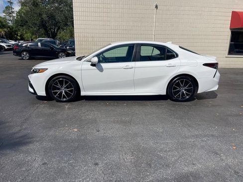 Used 2022 Toyota Camry SE FWD image 2