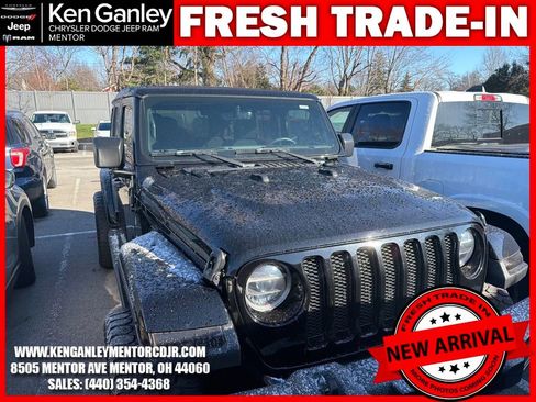 Used 2018 Jeep Wrangler Unlimited Sahara image 2