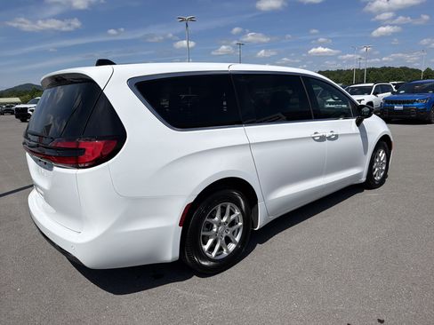 Used 2025 Chrysler Pacifica Select FWD image 6